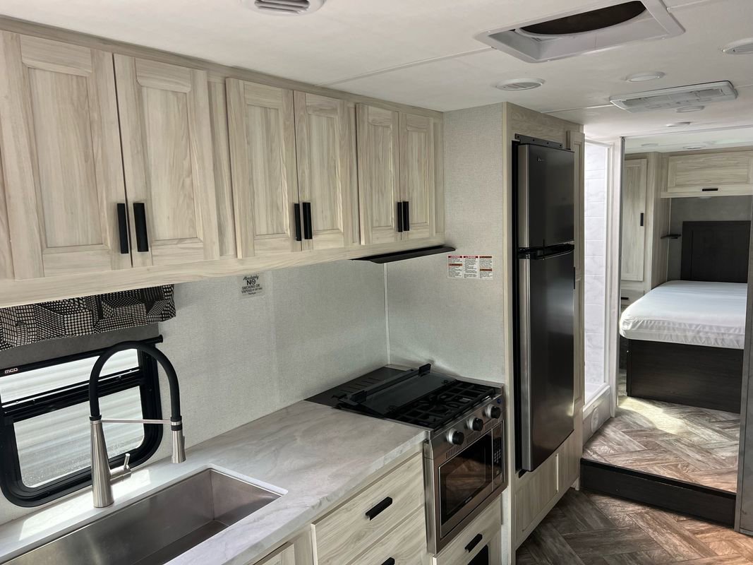 Used 2022 Ford E-450 and Econoline 450 Super Duty w/ Motorhome Prep Package image 19