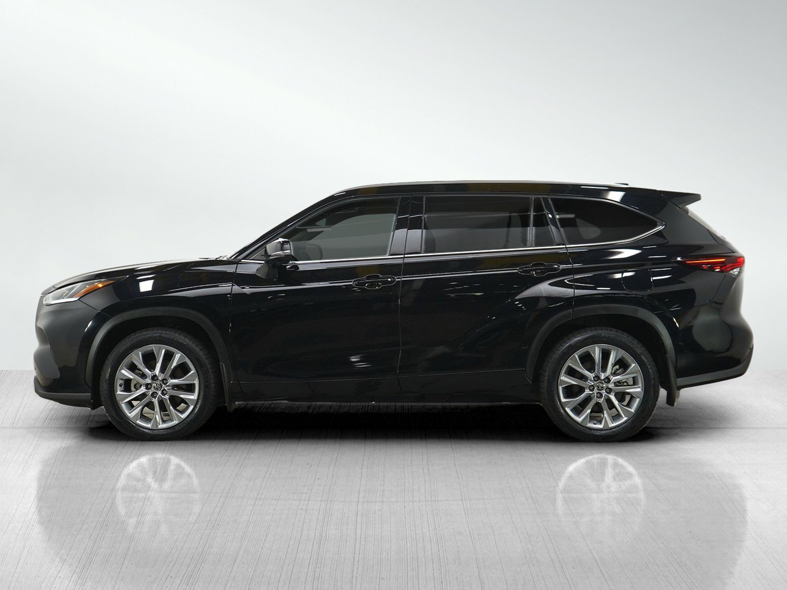 Used 2024 Toyota Highlander Limited AWD/4WD image 2
