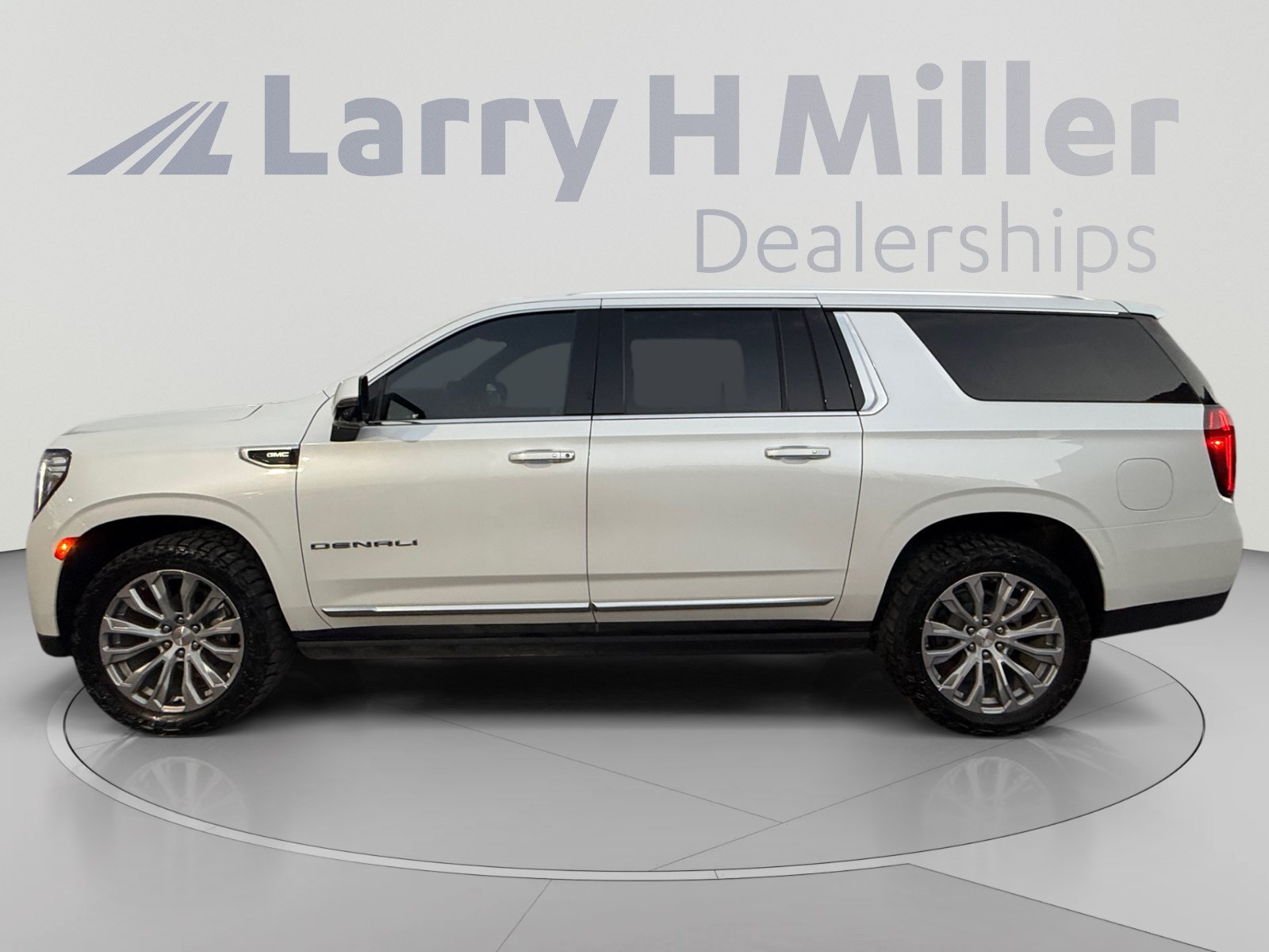 Used 2023 GMC Yukon XL Denali AWD/4WD image 2