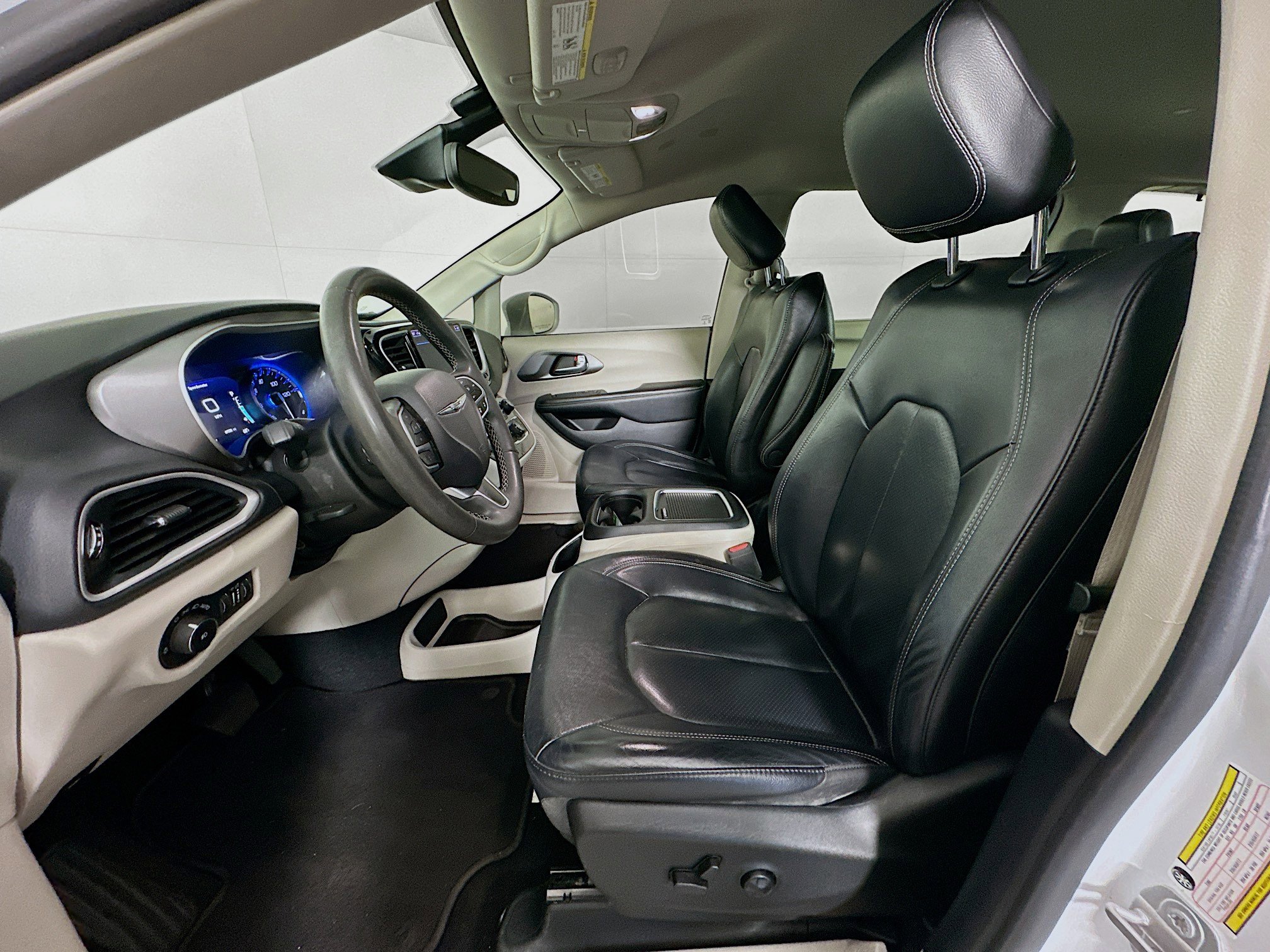 Used 2022 Chrysler Pacifica Touring-L image 13