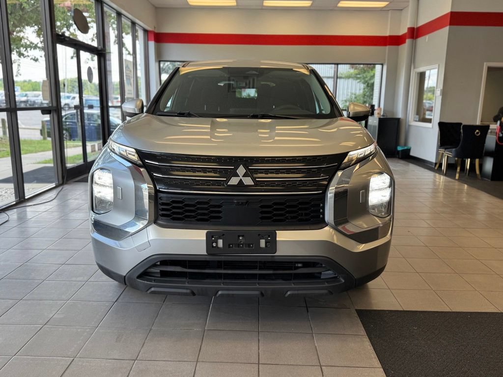 Used 2022 Mitsubishi Outlander ES AWD/4WD image 2