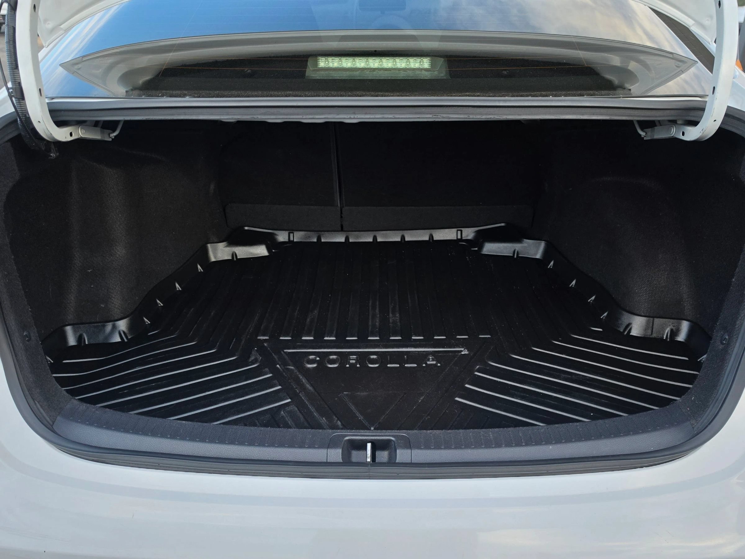 Used 2021 Toyota Corolla LE w/ Carpet Mat Package (TMS) FWD image 19
