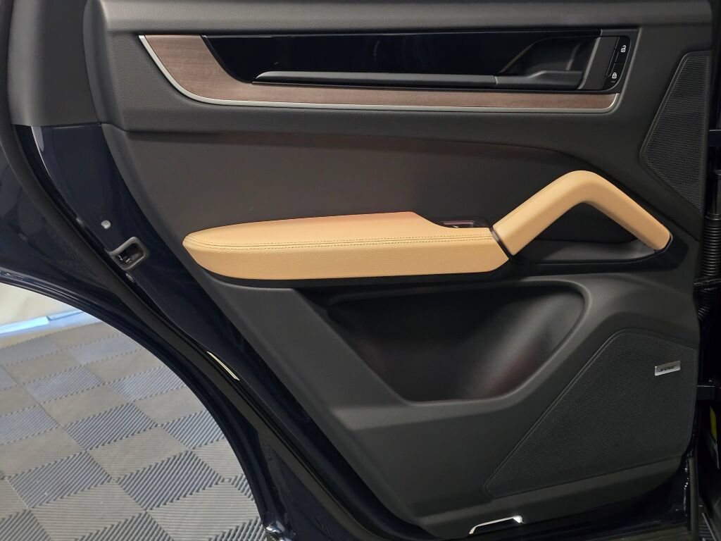Certified 2025 Porsche Cayenne Coupe AWD/4WD image 22