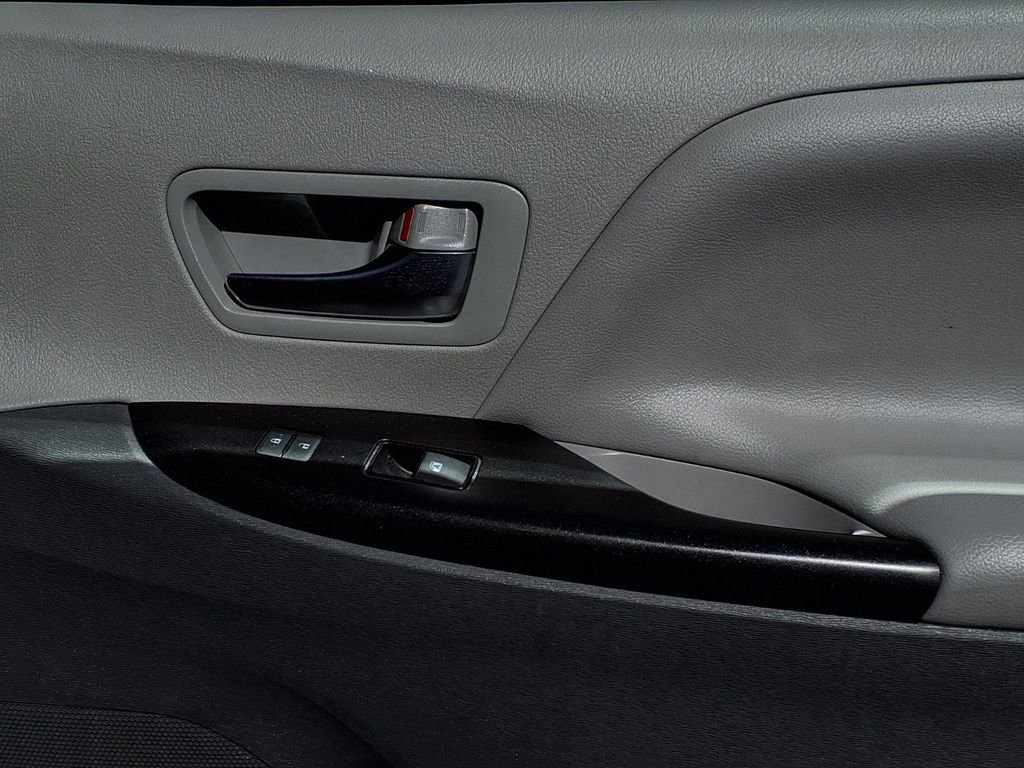 Used 2020 Toyota Sienna LE w/ Carpet Mat Package FWD image 26