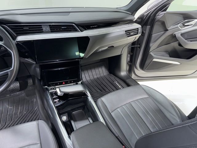 Used 2022 Audi e-tron Premium Plus w/ Premium Plus Package image 22