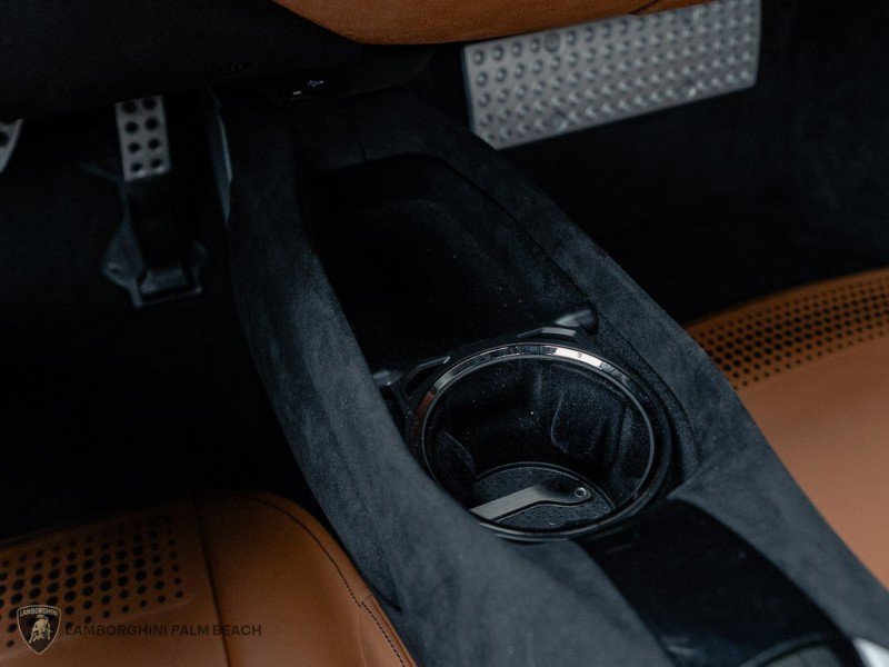 Used 2022 Ferrari SF90 Spider image 24