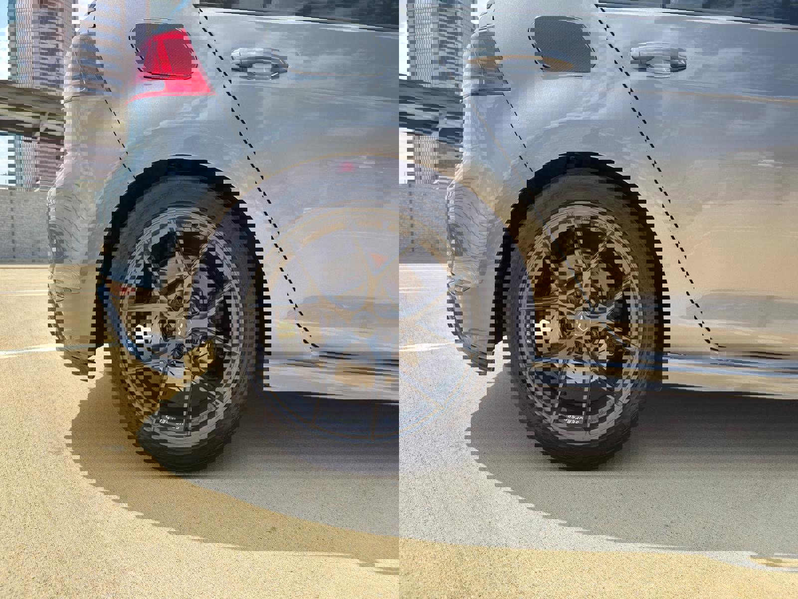 Used 2015 Volkswagen Golf R 4-Door image 39