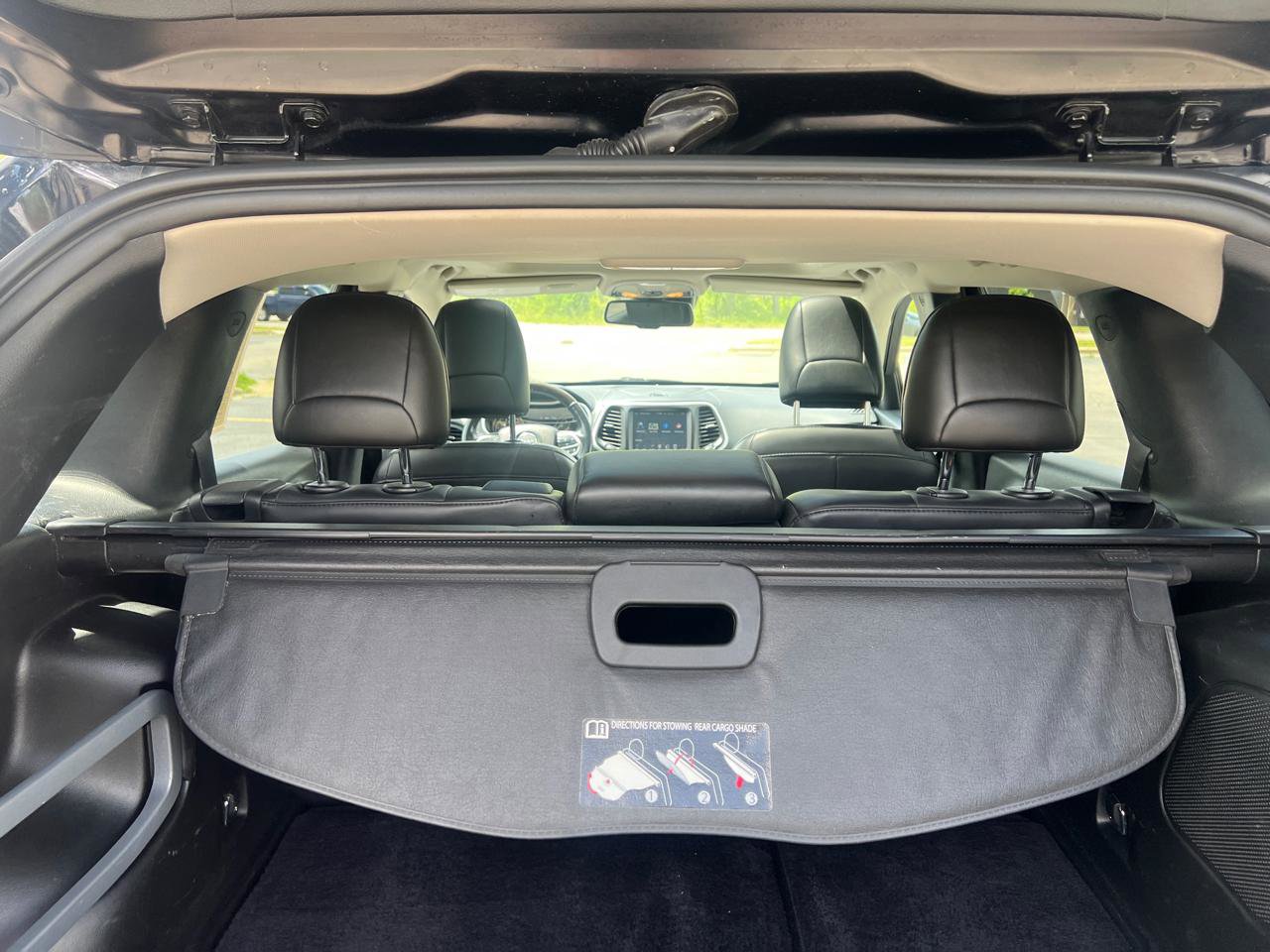 Used 2018 Jeep Cherokee Overland w/ Technology Group AWD/4WD image 39