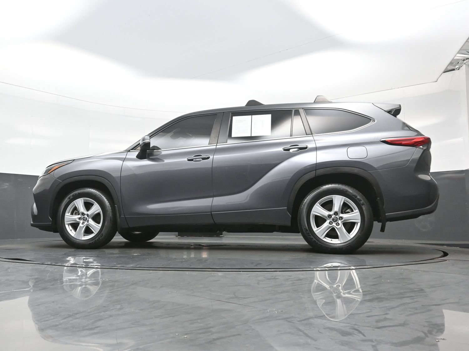 Used 2023 Toyota Highlander LE AWD/4WD image 29