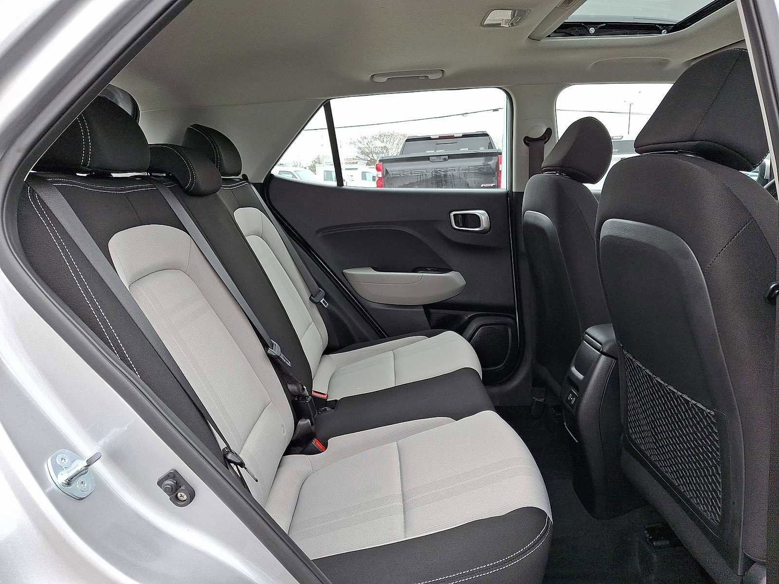 Used 2025 Hyundai Venue SEL image 30