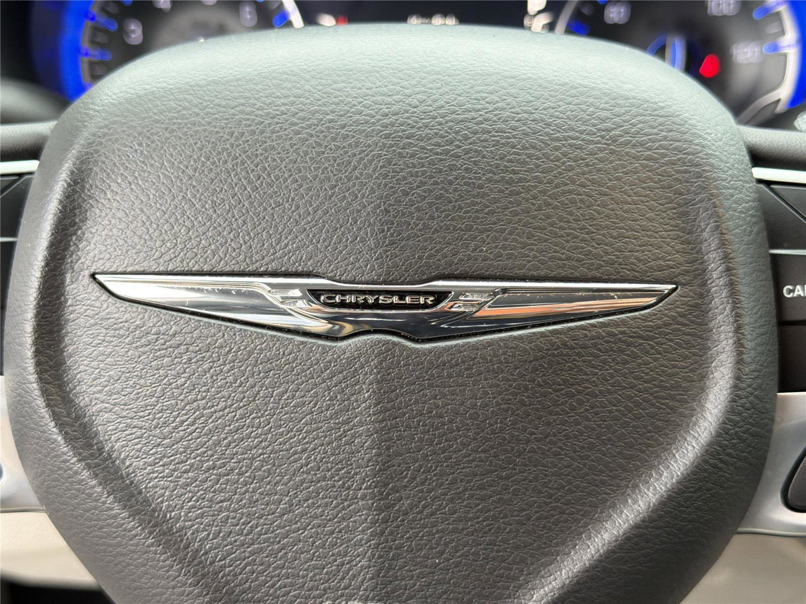 Used 2023 Chrysler Pacifica Touring-L FWD image 25