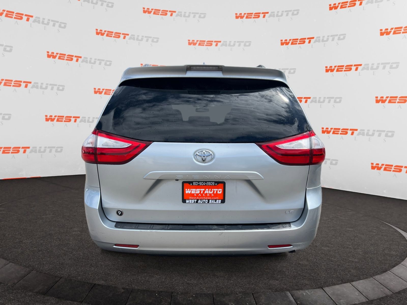 Used 2019 Toyota Sienna LE w/ LE Preferred Package FWD image 4