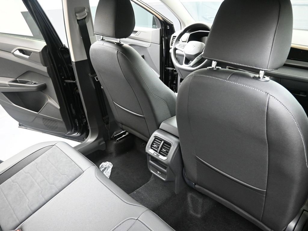 New 2025 Volkswagen Taos SE image 15