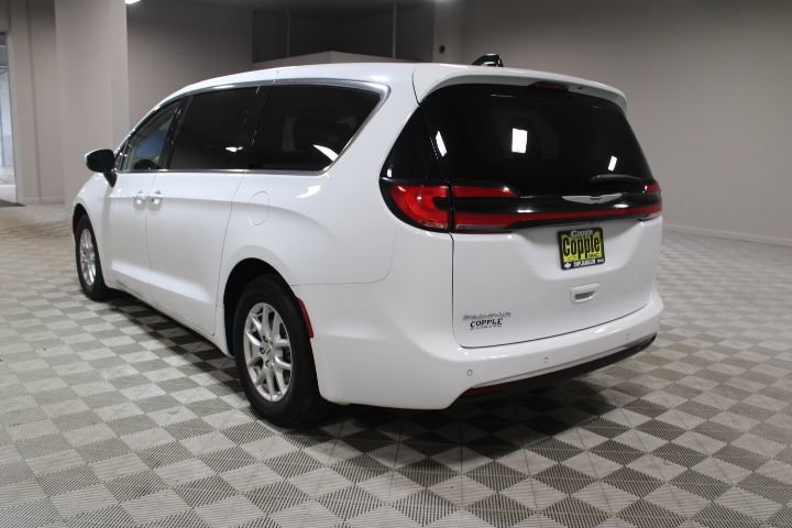 Used 2023 Chrysler Pacifica Touring-L image 9