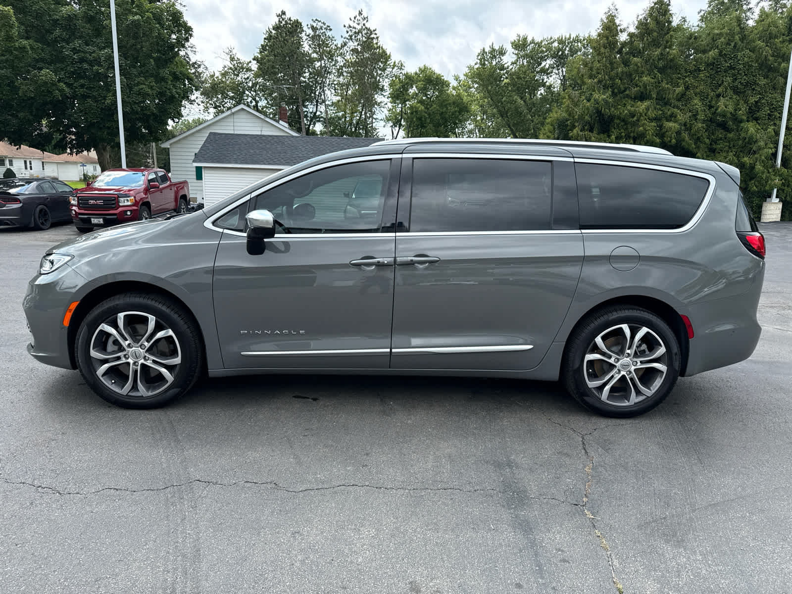 Used 2025 Chrysler Pacifica Pinnacle w/ Trailer Tow Group AWD/4WD image 6