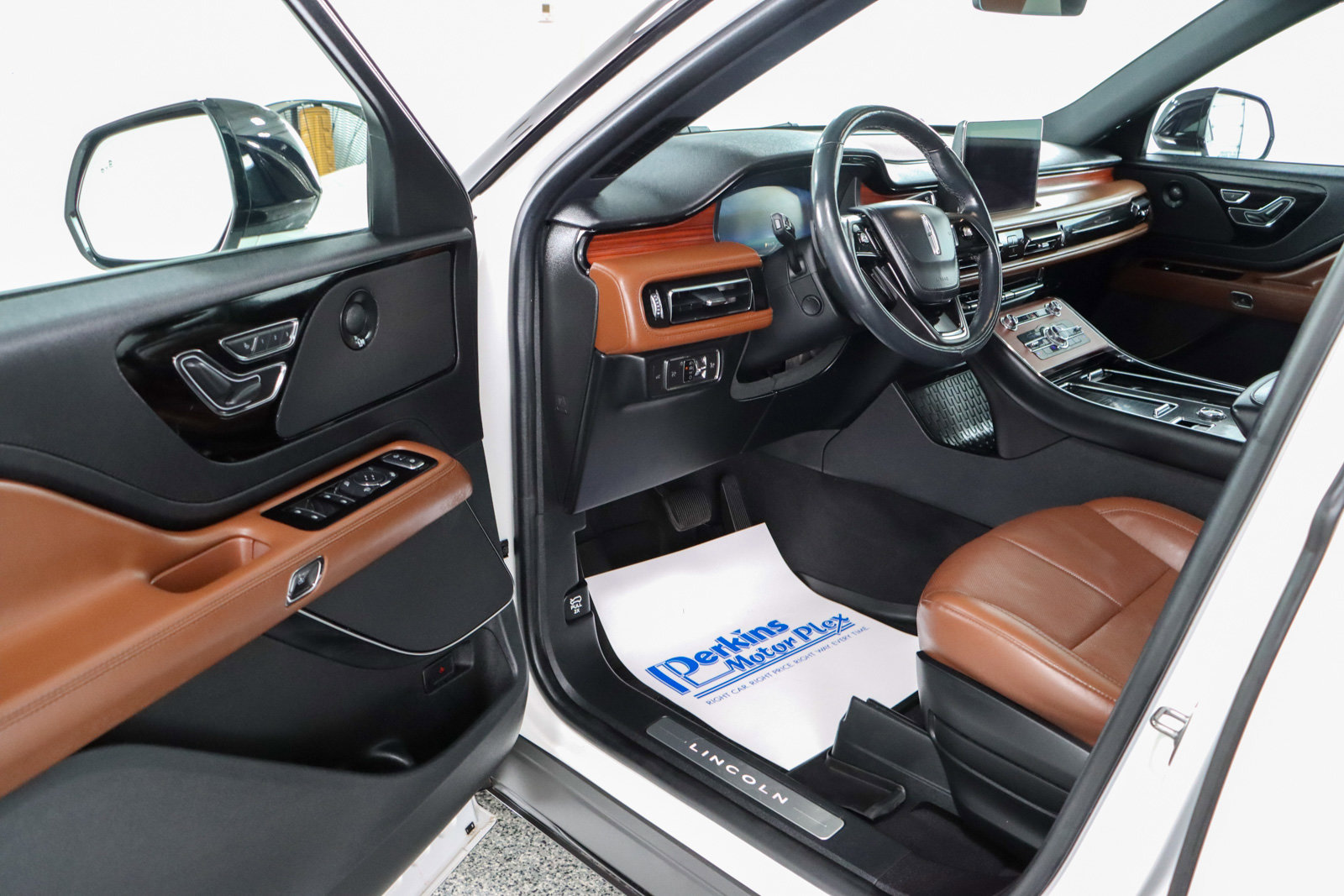 Used 2023 Lincoln Aviator Reserve w/ Equipment Group 201A image 3