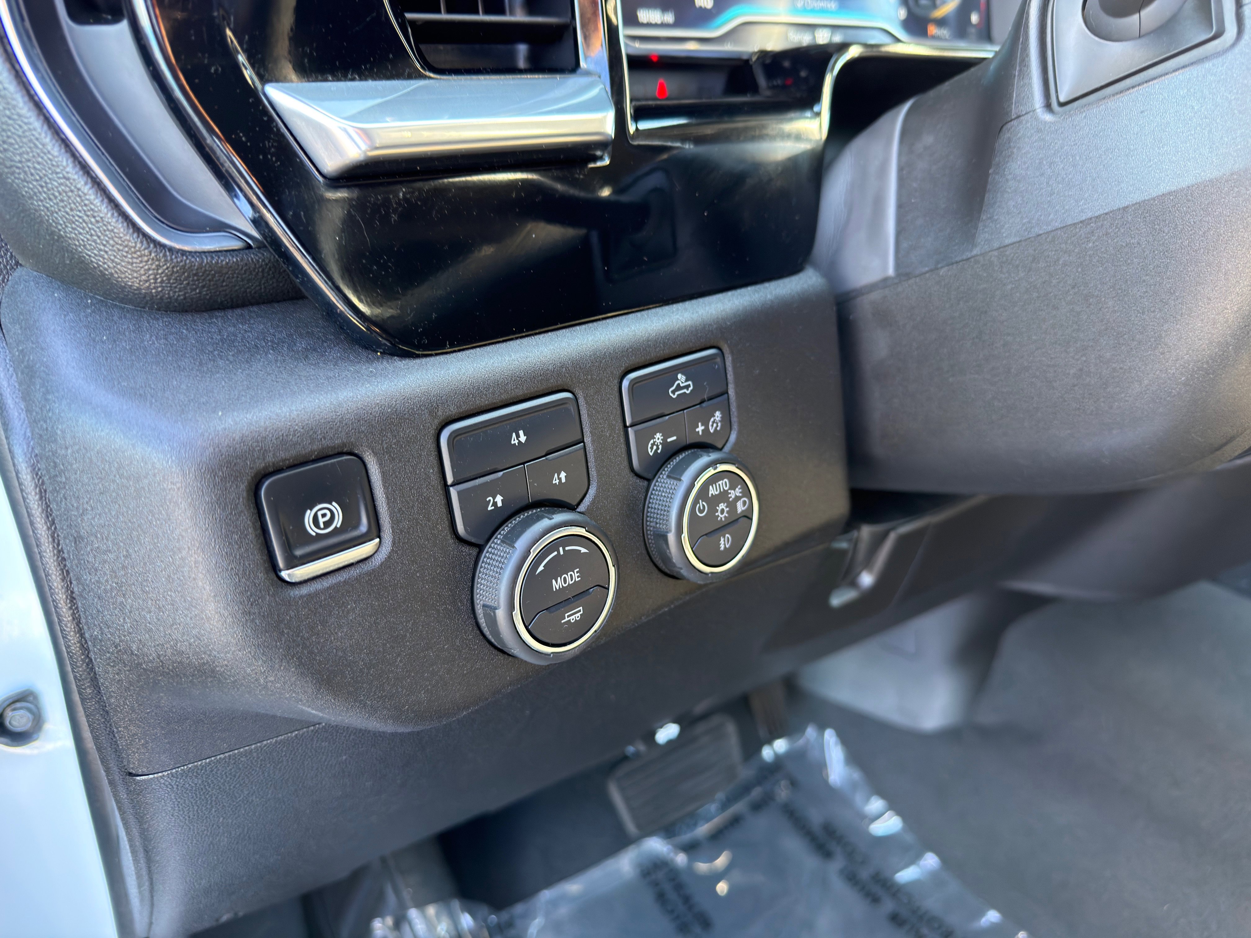 Used 2025 Chevrolet Silverado 2500 LT w/ Convenience Package image 29