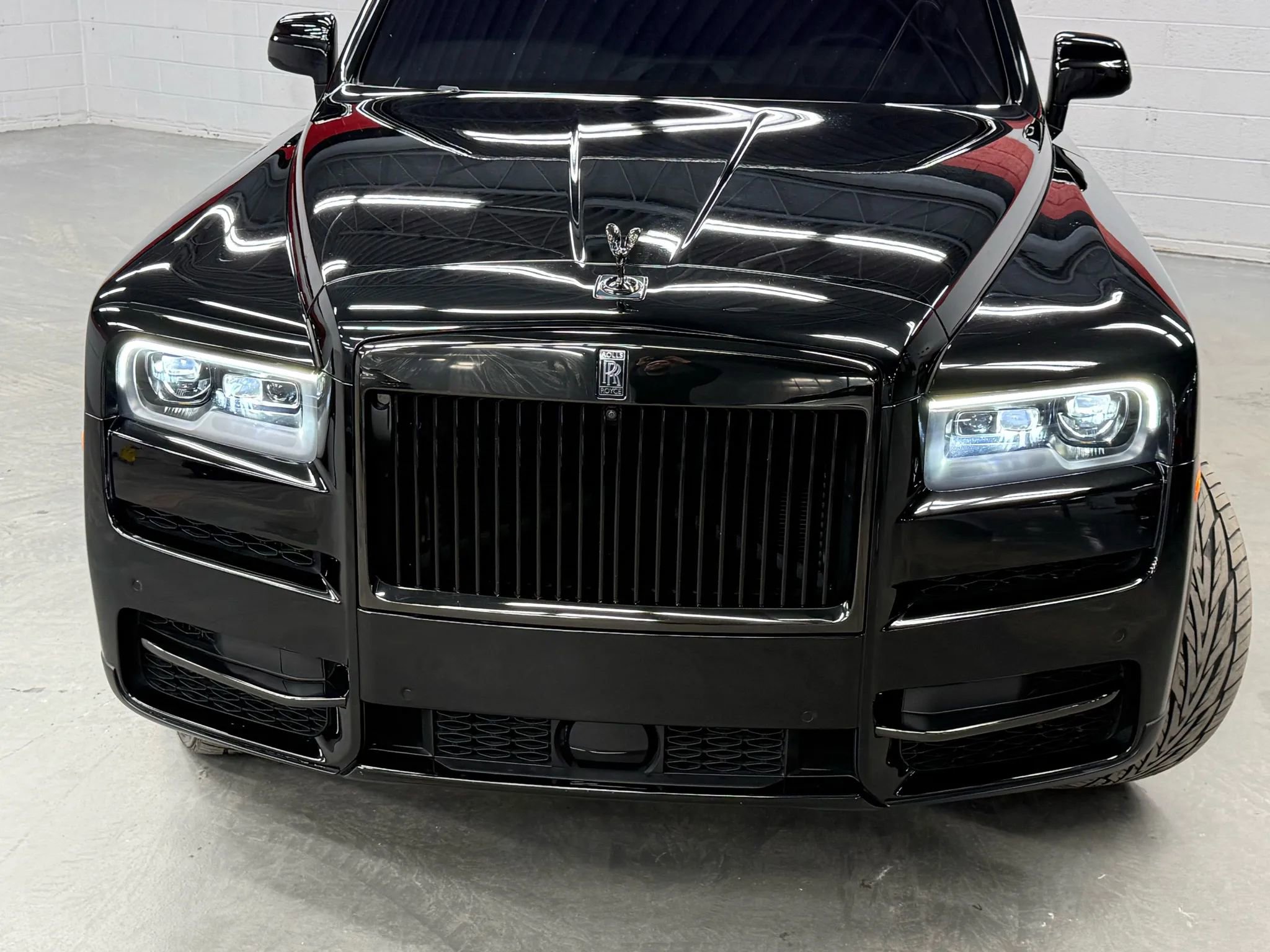 Used 2022 Rolls-Royce Cullinan Black Badge w/ Dark Exterior Package image 23