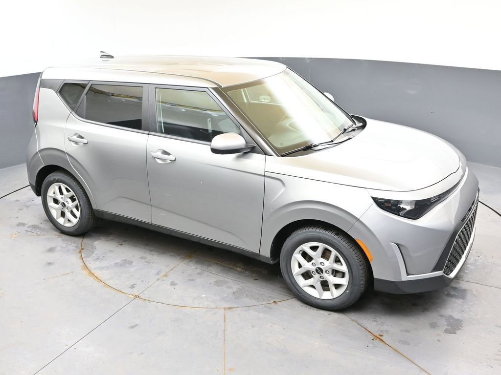 Used 2025 Kia Soul LX w/ LX Technology Package FWD image 41
