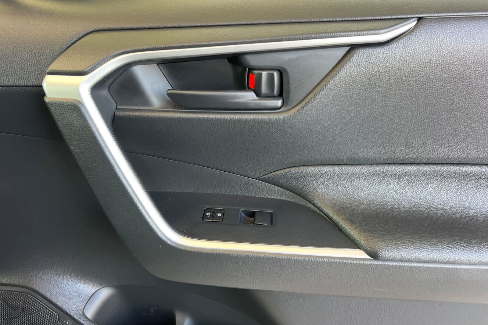 Used 2020 Toyota RAV4 LE AWD/4WD image 19
