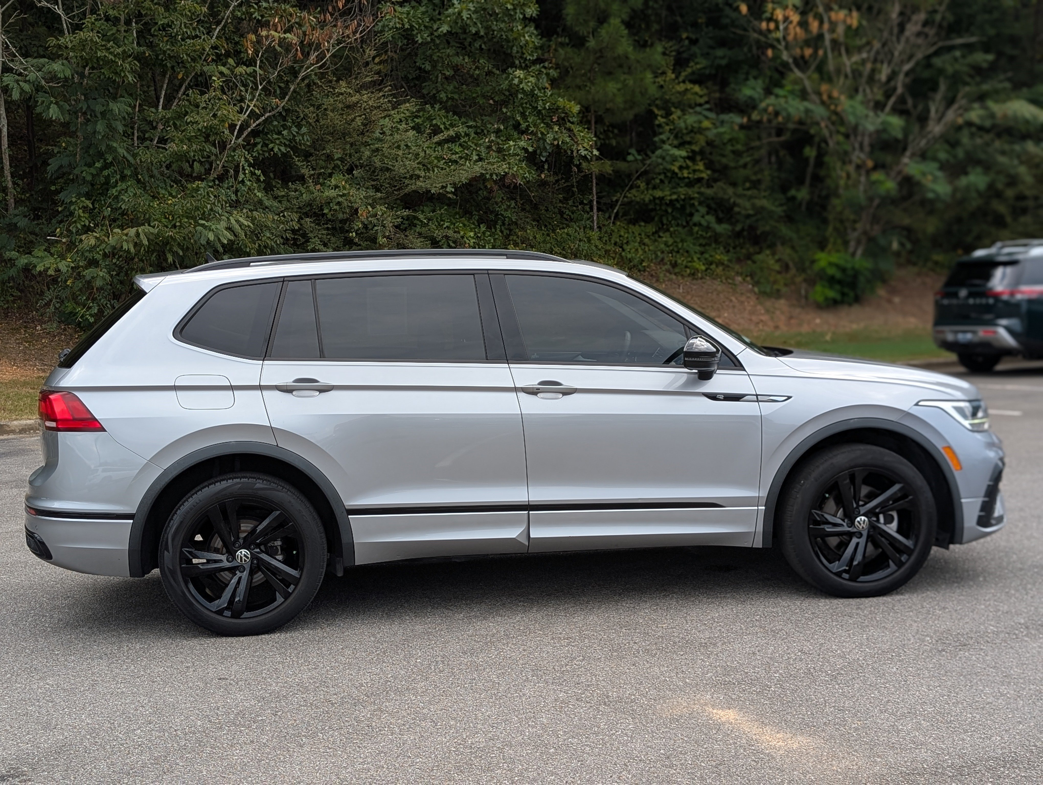 Used 2023 Volkswagen Tiguan SE R-Line FWD image 11