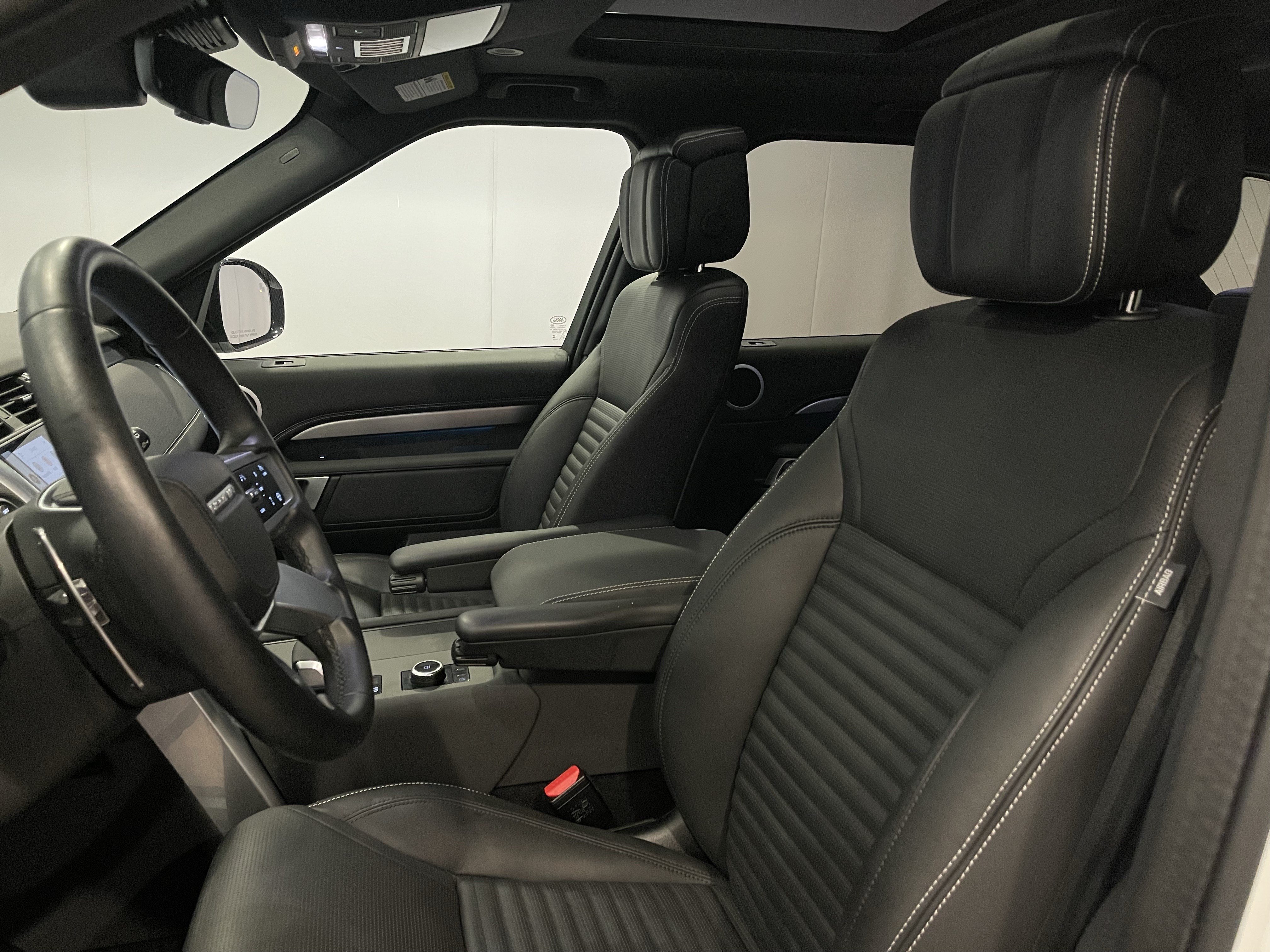 Used 2025 Land Rover Discovery Dynamic SE AWD/4WD image 14