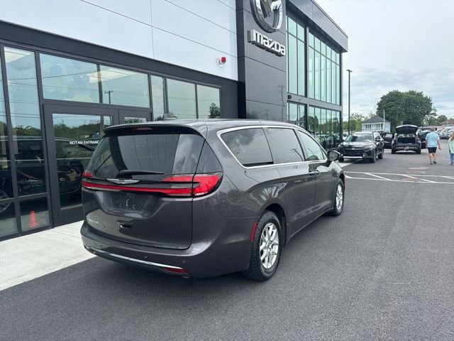 Used 2023 Chrysler Pacifica Touring-L FWD image 3