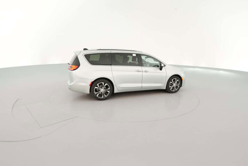 New 2026 Chrysler Pacifica Pinnacle image 13