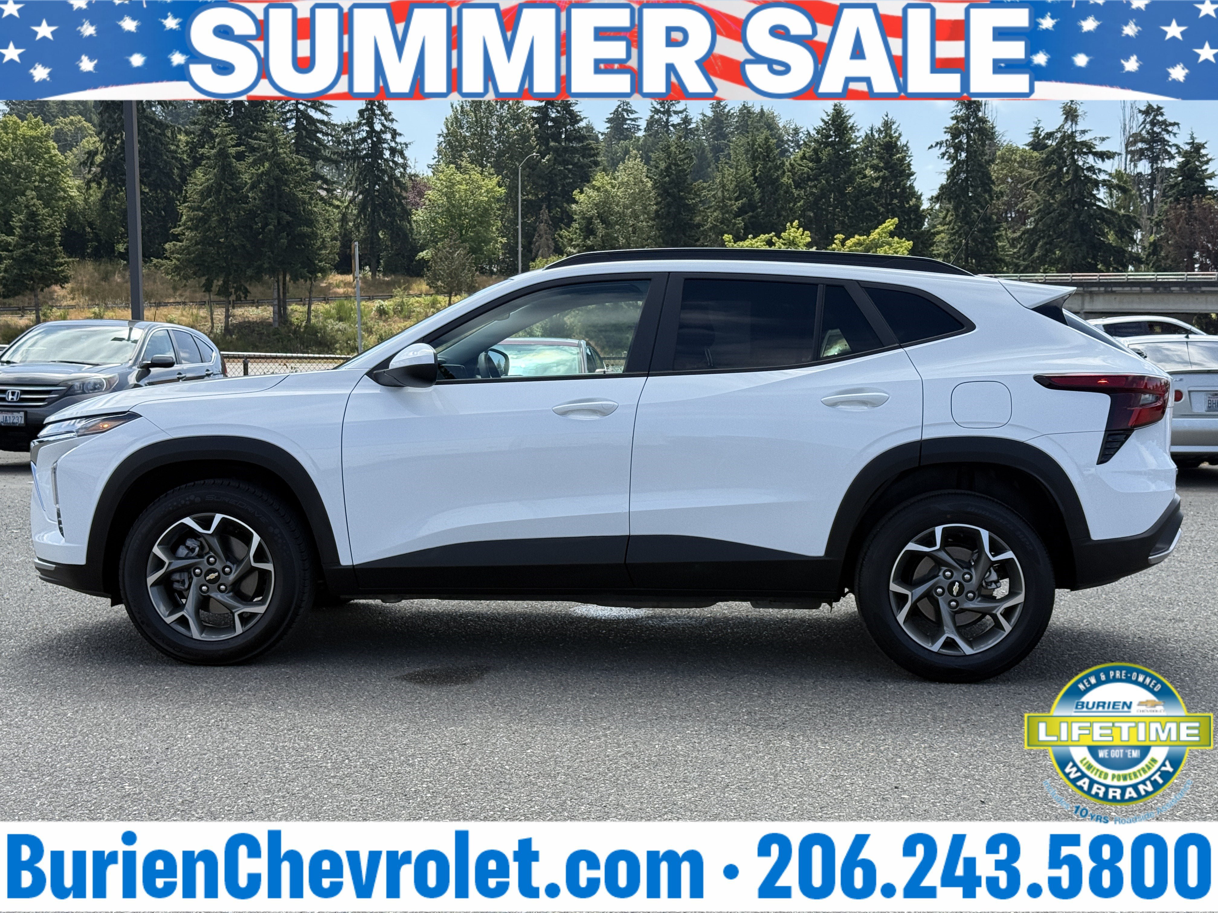 Used 2025 Chevrolet Trax LT FWD image 2