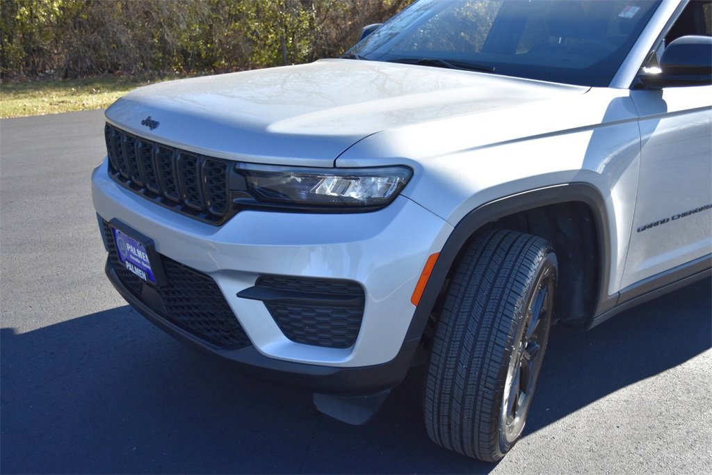 Used 2024 Jeep Grand Cherokee Altitude image 11