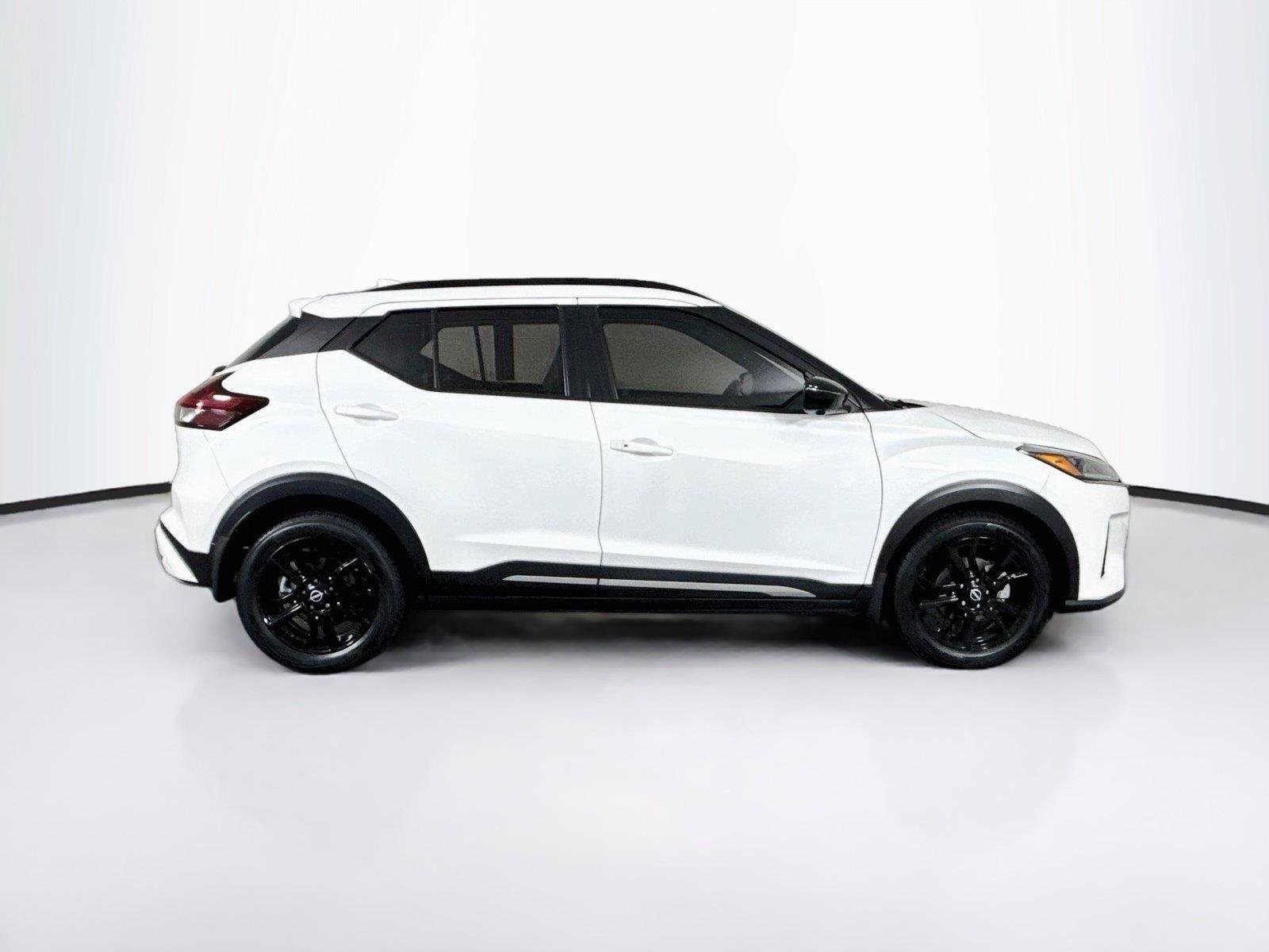 Used 2023 Nissan Kicks SR w/ SR Premium Package FWD image 10