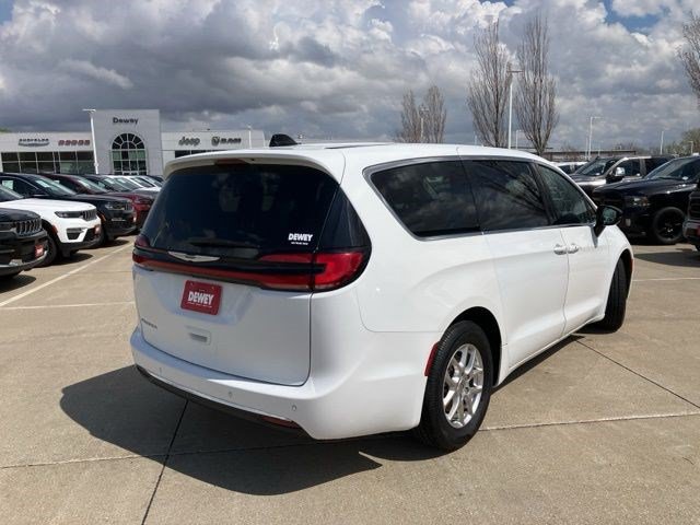 Used 2024 Chrysler Pacifica Touring-L FWD image 6