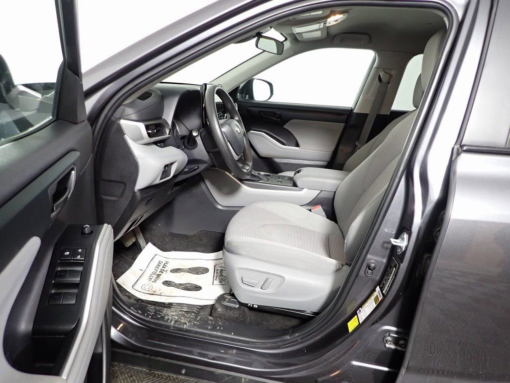 Used 2023 Toyota Highlander L image 19