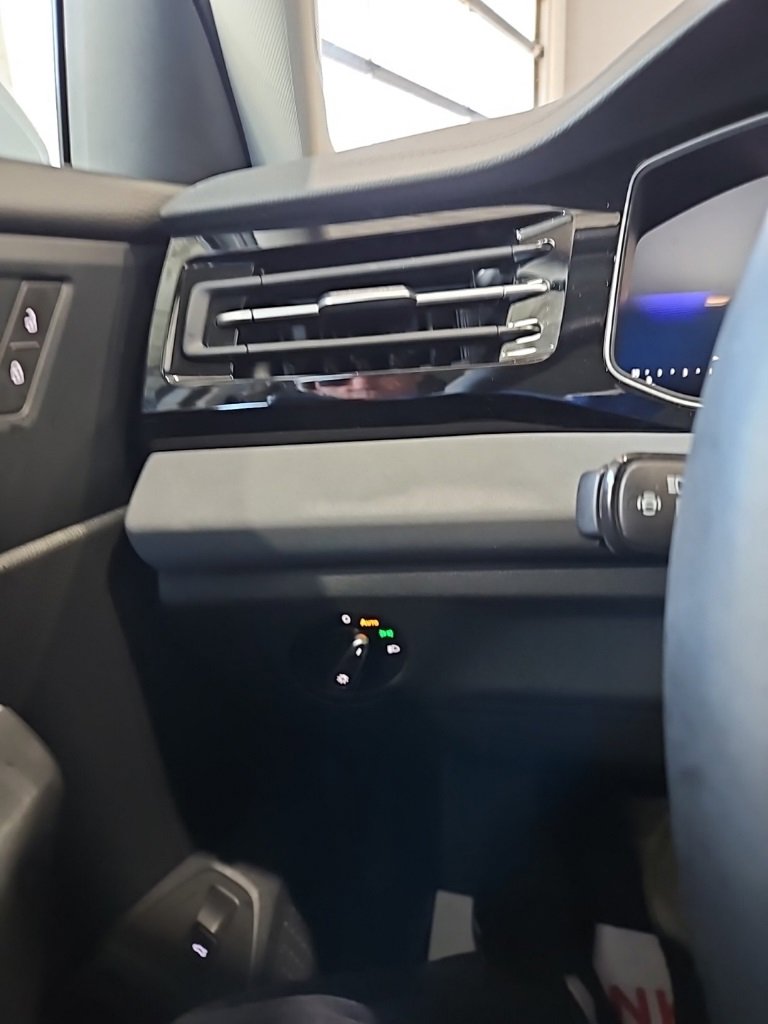 Used 2025 Volkswagen Jetta SE image 34