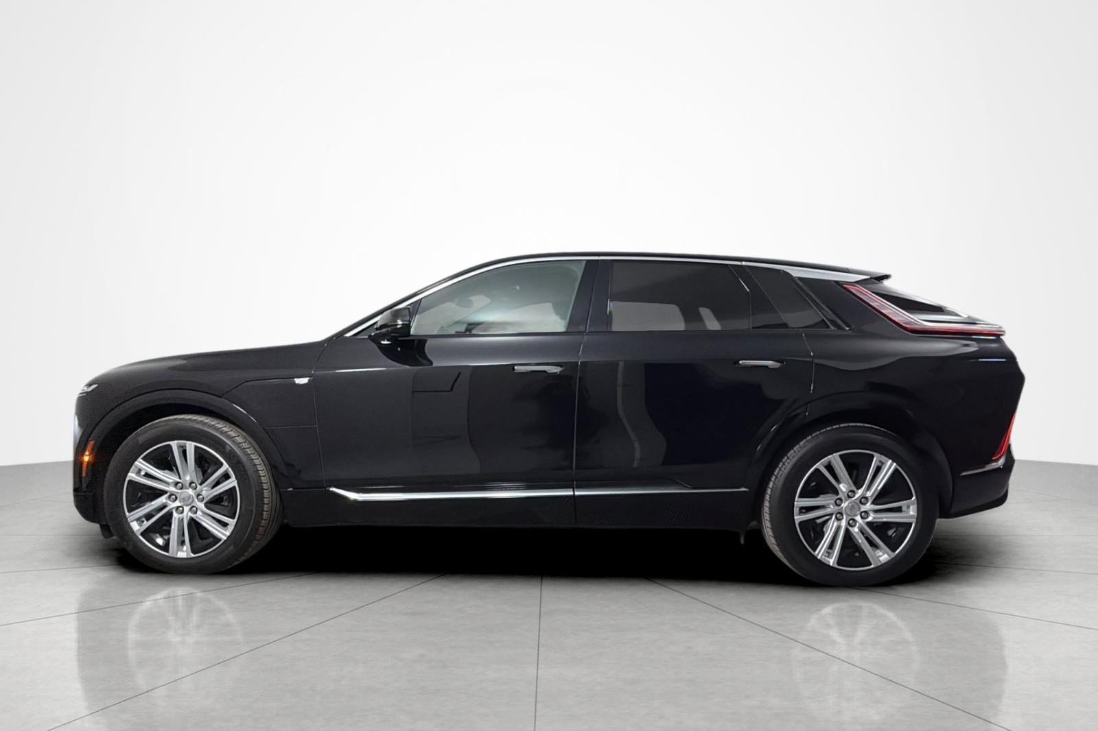 Used 2024 Cadillac Lyriq Tech AWD/4WD image 2