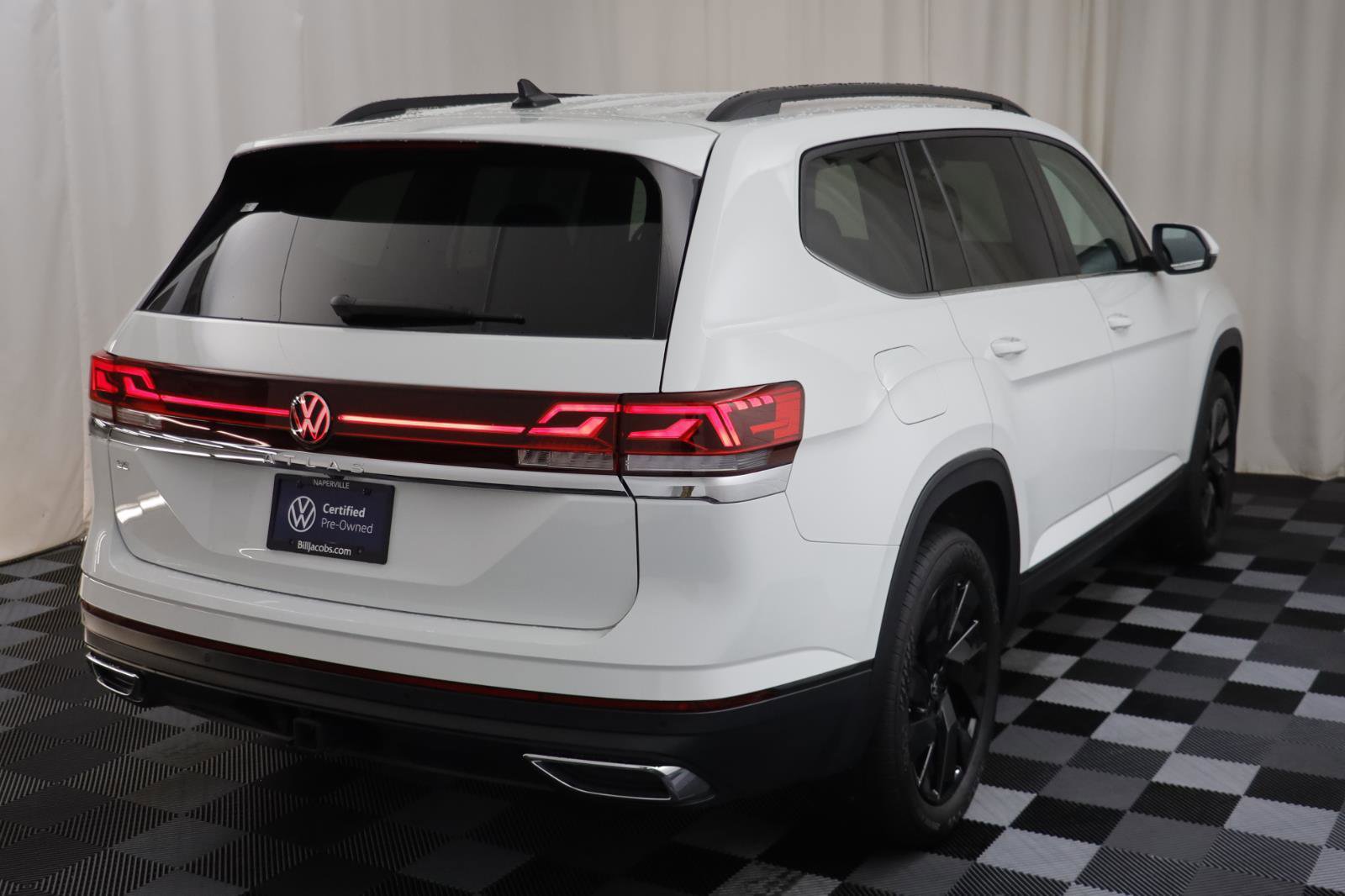 Certified 2024 Volkswagen Atlas SE w/ Black Wheel Package image 16