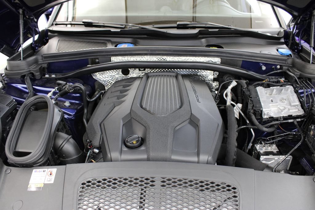 Certified 2023 Porsche Macan AWD/4WD image 43