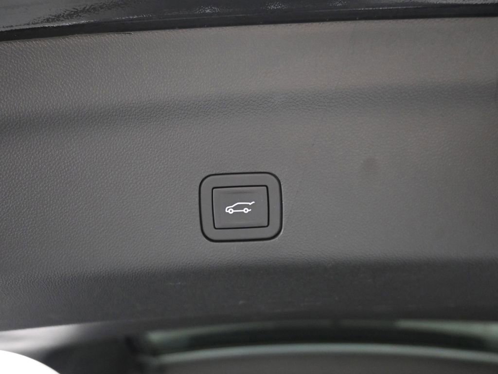 Used 2025 Chevrolet Tahoe Premier AWD/4WD image 10