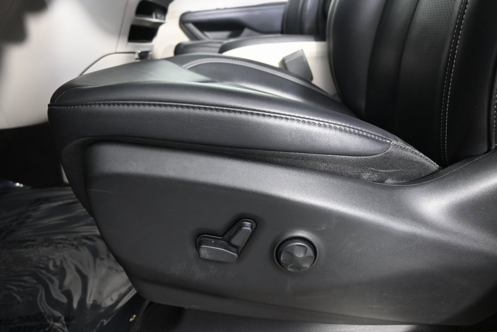 Used 2024 Chrysler Pacifica Touring-L image 24