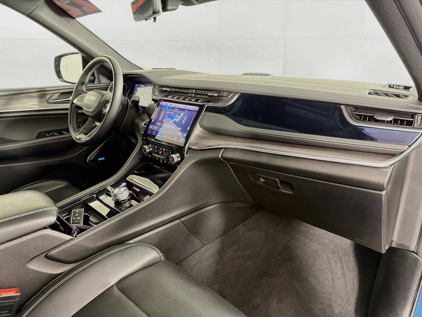 Used 2022 Jeep Grand Cherokee Overland w/ Advanced Protech Group III AWD/4WD image 32