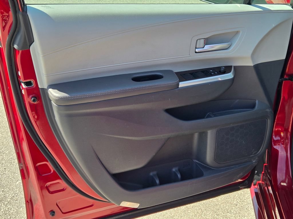 Used 2023 Toyota Sienna XLE FWD image 29