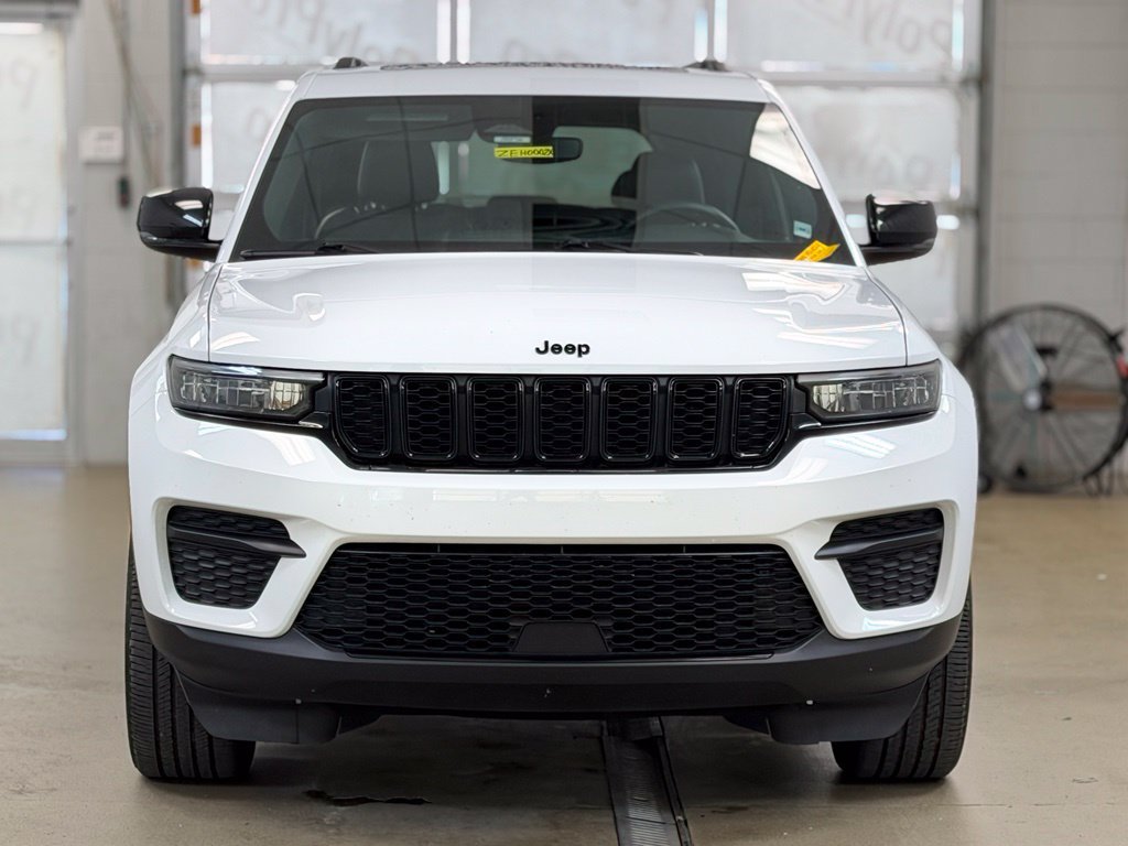 Used 2022 Jeep Grand Cherokee Altitude AWD/4WD image 2