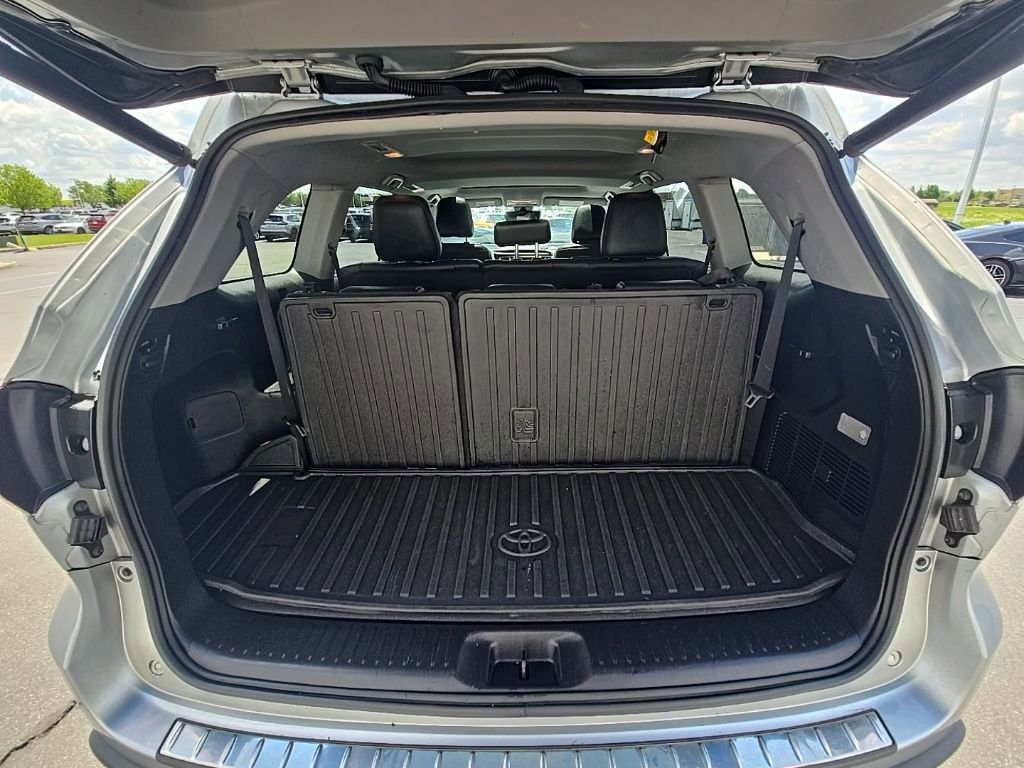 Used 2019 Toyota Highlander XLE AWD/4WD image 29