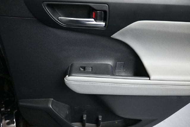 Used 2021 Toyota Highlander XLE AWD/4WD image 15