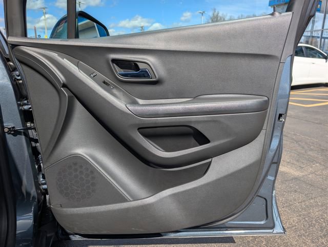 Used 2022 Chevrolet Trax LT w/ LT Convenience Package image 13