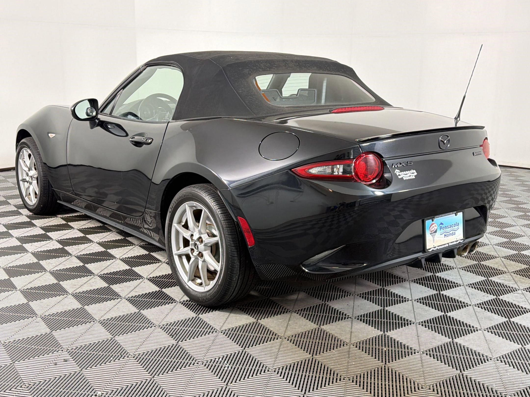Used 2017 MAZDA MX-5 Miata Sport RWD image 3