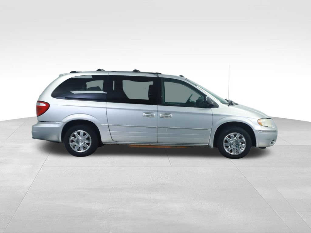 Used 2005 Chrysler Town & Country Limited FWD image 13
