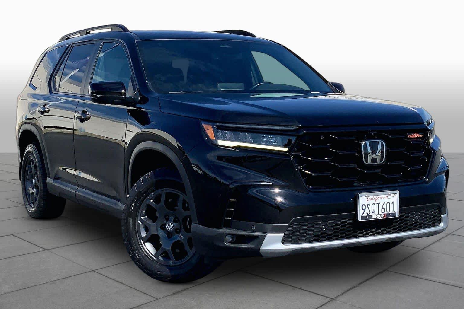 Used 2025 Honda Pilot TrailSport image 2