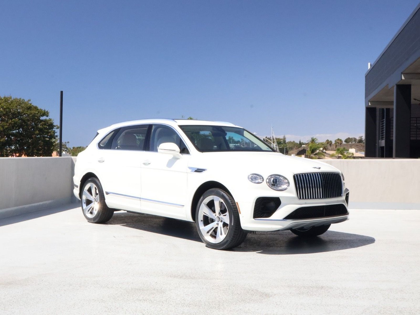 Certified 2023 Bentley Bentayga Extended Wheelbase AWD/4WD image 1