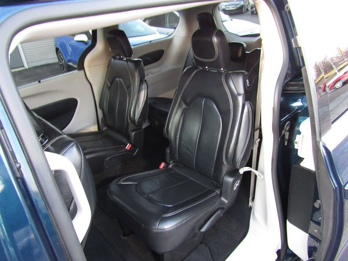 Used 2022 Chrysler Pacifica Touring-L FWD image 5
